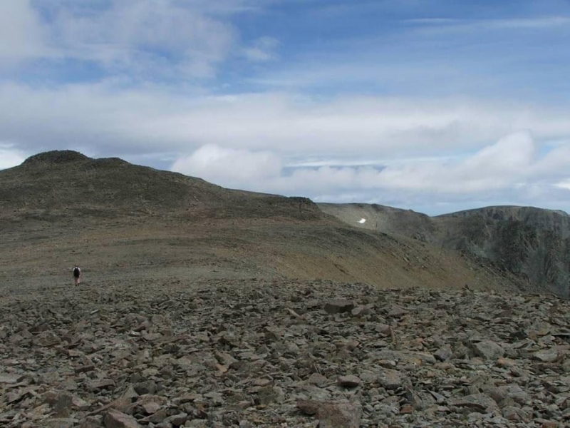 Heading_to_Rocky_Top-skifield_to_right,_Mt_Bitterness_at_right_back